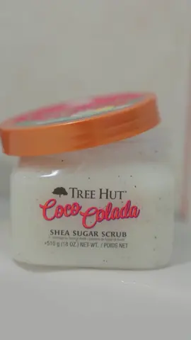 @TreeHutRomania te trimite direct într-o vacanță tropicală când folosești scrub-ul CocoColada. Eu zic să mergeți în magazinele @dm și să îl testați, iar apoi să îmi spuneți în ce țară v-a transportat mirosul 🤭