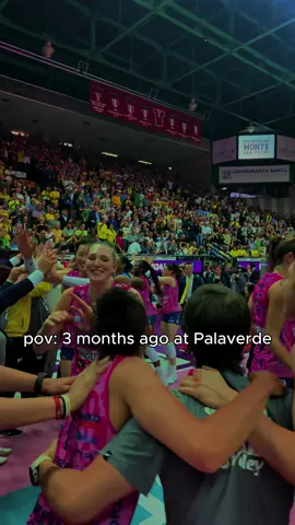 🏆 Esattamente tre mesi fa, la Prosecco DOC Imoco Volley conquistava l’ottavo Scudetto della sua storia! Un trionfo indimenticabile che ha scritto un’altra pagina leggendaria nella storia gialloblù 💛💙 #CampionesseDItalia #ImocoVolley #Scudetto8 #ProseccoDOC 