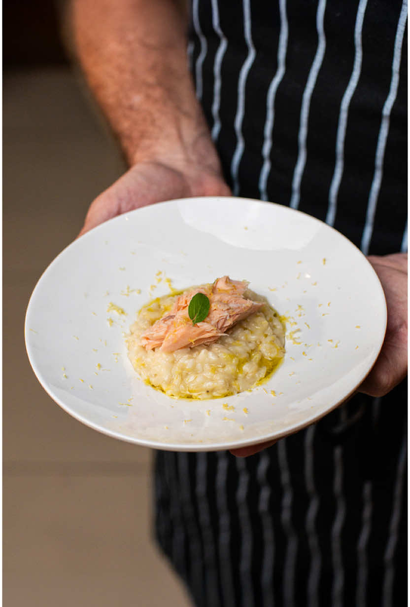Poucos ingredientes e muito sabor,o risotto de limão siciliano é uma boa pedida em qualquer ocasião!  E para ficar ainda mais especial, esse salmão assado com crosta de sal. Esse salmão eu já ensinei a fazer aqui. Dá uma olhada no perfil 😉 Emerson Donadon | Amaô Gastronomia  #risotto #salmao #limaosiciliano #receita #receitasimples #risottolimaosiciliano #receitafacil 