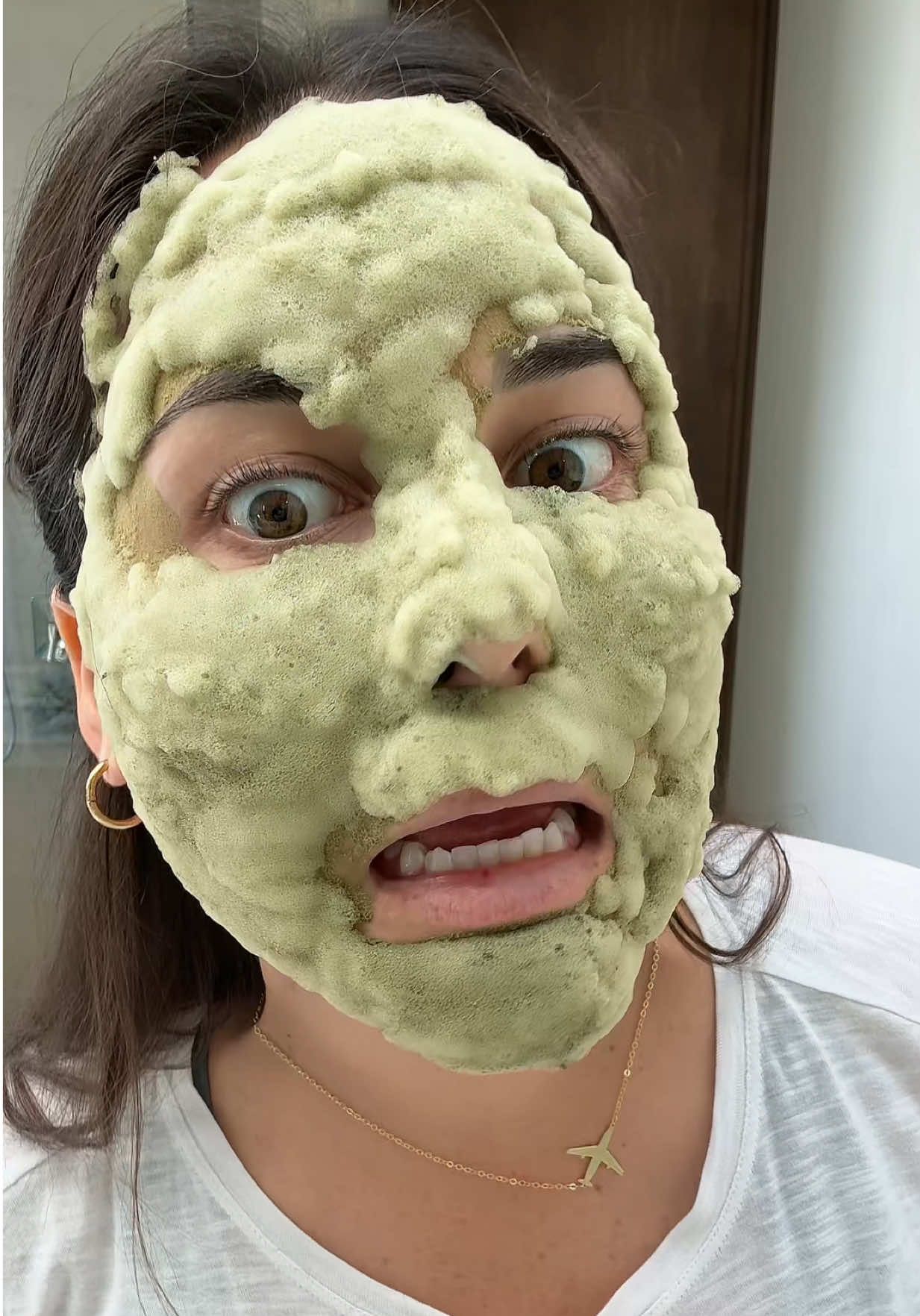 Esta mascarilla coreana burbujeante con albahaca sagrada y PHA es ideal para limpiar poros, reducir puntos negros y dejar la piel suave/radiante 🤩  La textura burbujea mientras trabaja 🫧 ¡Me encantó! 🫧 Es perfecta para todo tipo de piel 💚  #TikTokShop #KBeauty  #GreenMask #MascarillaCoreana #SkincareTikTok #PielLimpia #PorosObstruidos #TikTokShopES #PuntosNegrosFuera  