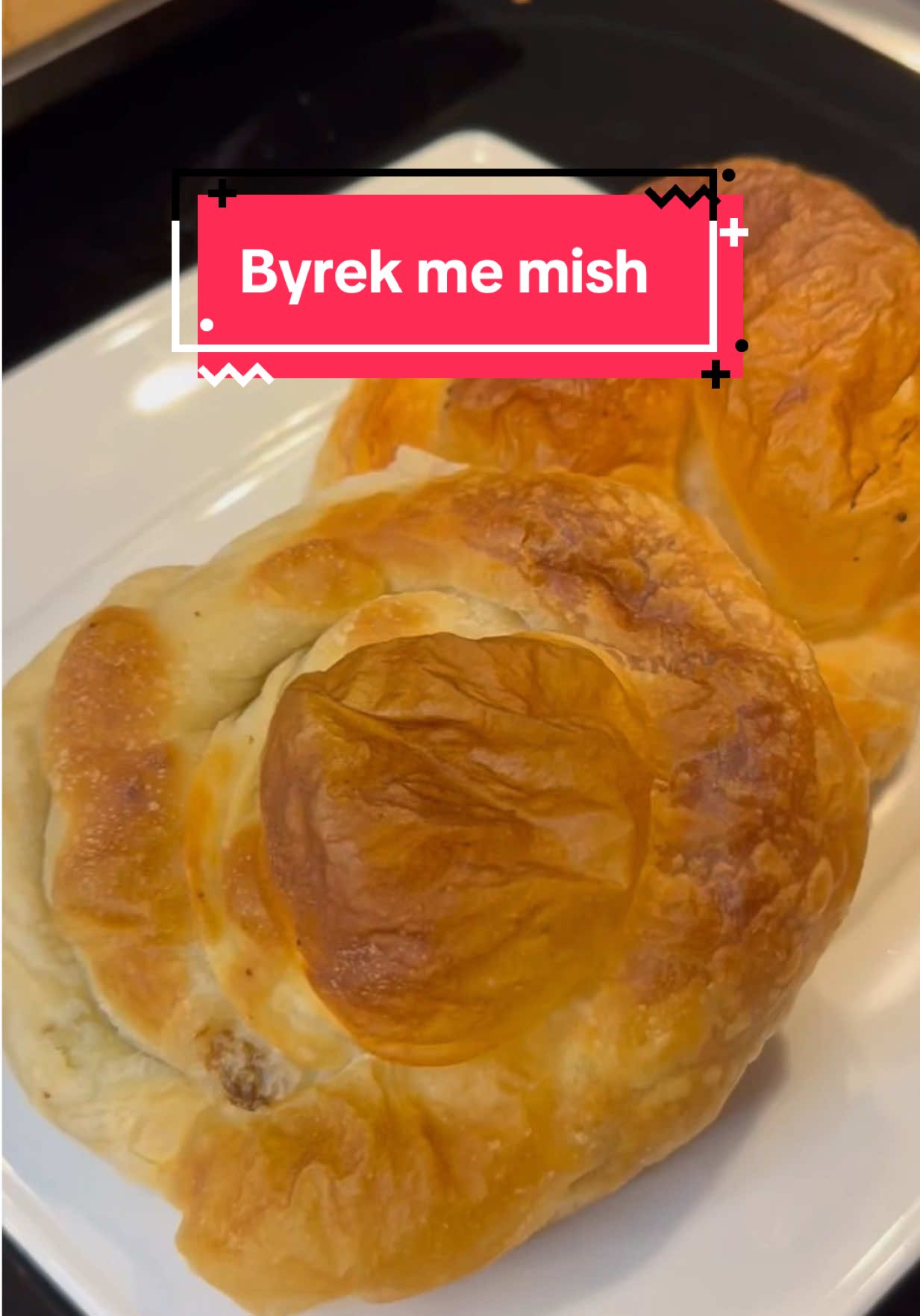 Byrek me mish – në formë kuleqësh Brumi: 	•	400 ml ujë i ngrohtë 	•	1 lugë kripë 	•	Pak vaj 	•	800 gr miell Përgatitja: Përziej përbërësit, bëj një brumë të butë, lëre 10 min të pushojë. Nda në toptha, hap si petë të vogla, lyji me vaj dhe lëri 15 min të pushojnë. ⸻ Mbushja: 	•	600 gr mish i grirë 	•	2 qepë 	•	Kripë, piper, vegeta (sipas shijes) Përgatitja: Përziej të gjithë përbërësit e mbushjes. ⸻ Formimi dhe pjekja: 	•	Merr petët, zmadhoji me dorë, shto mbushjen, mbështilli si role. 	•	Shtroji në formë rrethore në tepsi. 	•	Piqen në 200°C për 40 minuta. #byrek #kuleq #recetashqiptare #gatuajmeshofin #recetatradicionale #byrekdashni #shqiperia #ushqimshqip #gatuajshqip #mishigrirë #tavëlokale #gatuajmezemër #byrek #meatpie #balkanfood #homemadefood #EasyRecipe #viralrecipe #foodtiktok #tiktokfood #crispyoutsidejuicyinside #comfortfood #cookathome #Foodie #fyp #foryou #foryoupage #viral #trendingrecipe #rezept #essen #lecker #foodhack #genussmomente 