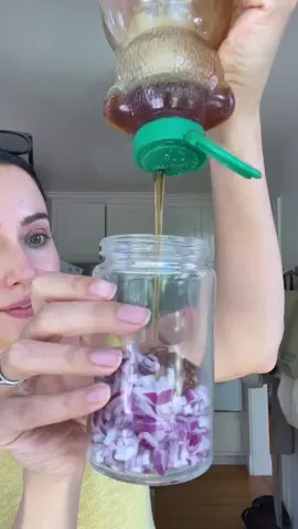 🧅🍯 Honey Onion Syrup: Natural Immune Booster Feeling under the weather? This time-tested remedy is backed by science and straight from your kitchen! 👇 BENEFITS: ✔️ Soothes sore throat & cough ✔️ Mucolytic: helps clear sinus & chest congestion ✔️ Antibacterial & antiviral support ✔️ Calms inflammation ✔️ Strengthens immune function ✔️ Acts as a natural prebiotic (gut health = immune health!) ⚠️ WARNINGS: ❌ Not for babies under 12 months (raw honey = botulism risk) ⚠️ Onion may cause gas in sensitive stomachs 👉 Use as a complementary remedy, not a replacement for serious medical care 📌 RECIPE: 🥄 1 medium raw onion, finely chopped 🍯 ½ cup raw, unfiltered honey 🫙 Mix in a clean jar, cover, and let sit 4–12 hrs in the fridge  💧 Take 1–2 tsp every few hours as needed Save & share this natural remedy with someone who needs it 💛 #ImmunityBoost #NaturalRemedies #RawHoney #OnionSyrup #FunctionalMedicine #HolisticHealth #CoughRelief #ViralSupport