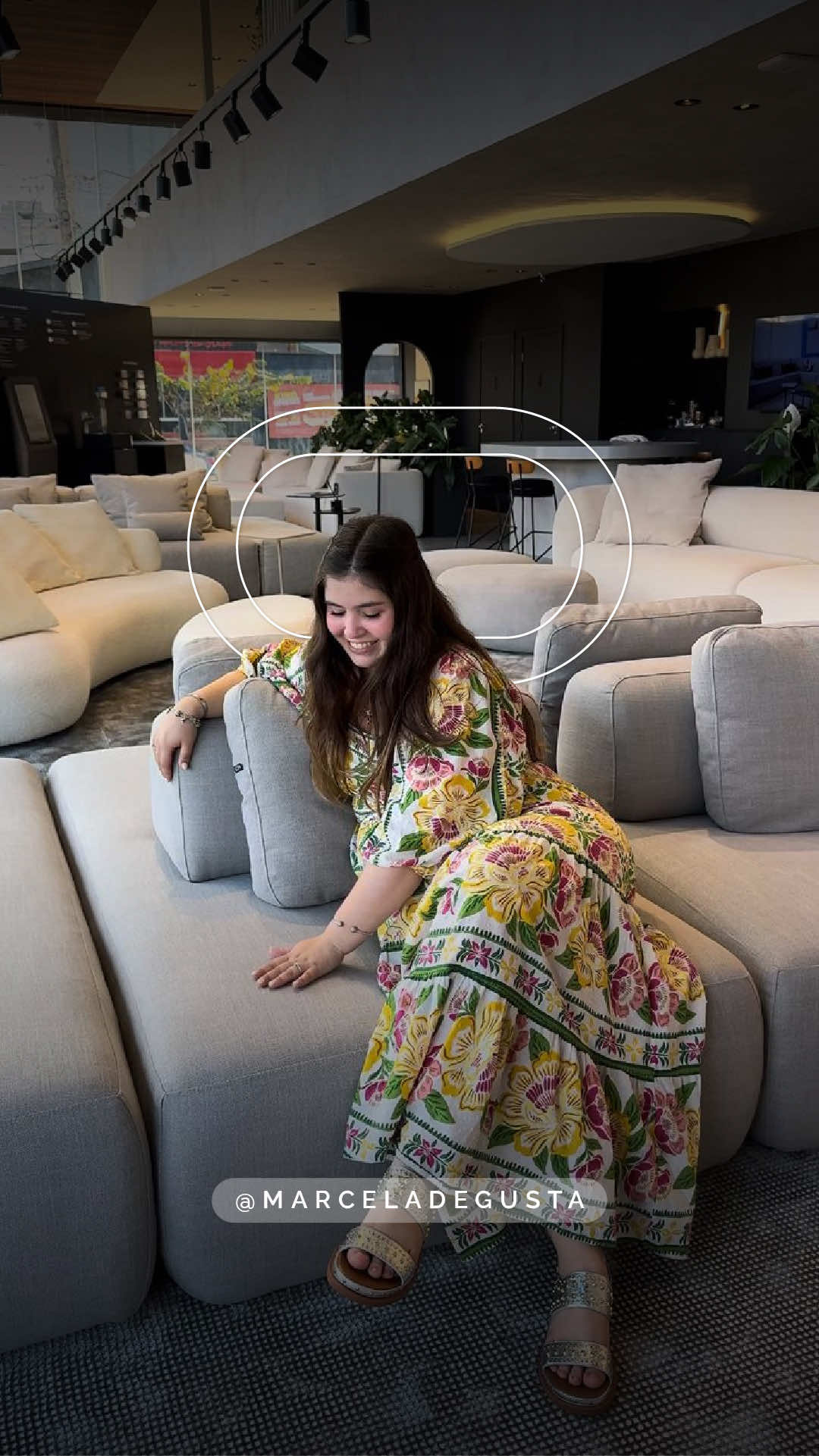 A @sofasoft_ inaugurou a loja mais linda, inovadora e tecnológica do Brasil em Londrina🛋️🤩 📍Rua Montevidéu, 368  🔥20% de DESCONTO em toda loja ❤️‍🔥Você mesmo monta o seu próprio sofá | Estilo | Tamanho | Conforto | Tecido 🧽Tem o dobro de espumas dos sofás tradicionais 🚚Entregam pra todo o Brasil | Da Fábrica direto pra sua casa ✅2 anos de garantia 😍10 dias pra testar em casa 🛏️Sofás | Camas | Poltronas | Puffs | Tapetes ✨Modelos Assinados 📲Site completo com todos os modelos e valores na bio da @sofasoft_   #marceladegusta #fyp #londrina #marceladegustalondrina   