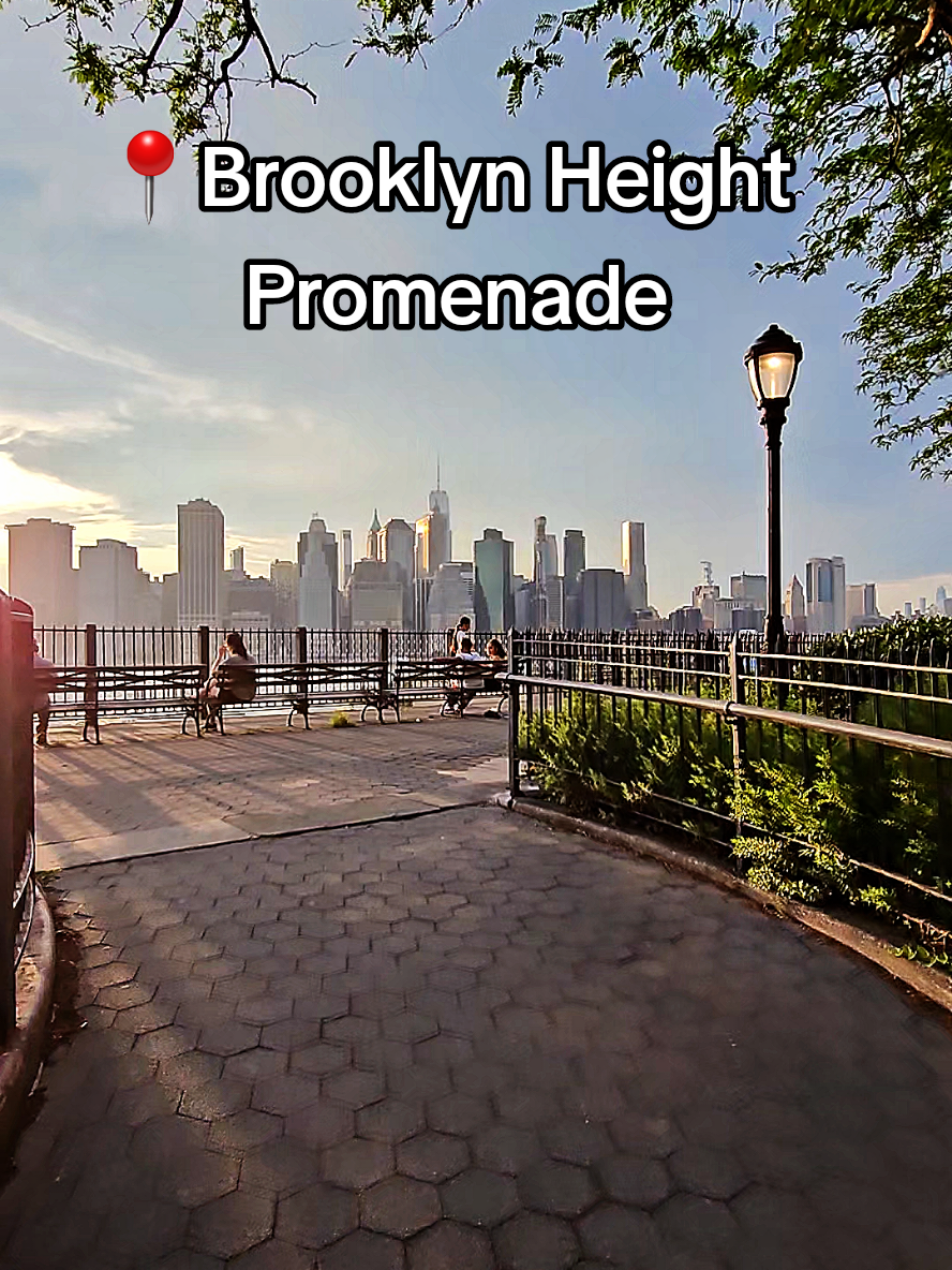 This view never gets old. Sunset magic from Brooklyn Heights. Nature and the city in perfect harmony 🌇🌅🗽🇺🇸 #BrooklynHeightsPromenade #NYCSunset #GoldenHourWalk #SunsetInTheCity #BrooklynVibes #NYCLove #CityscapeViews #EveningWalks #ManhattanView #TikTokNYC