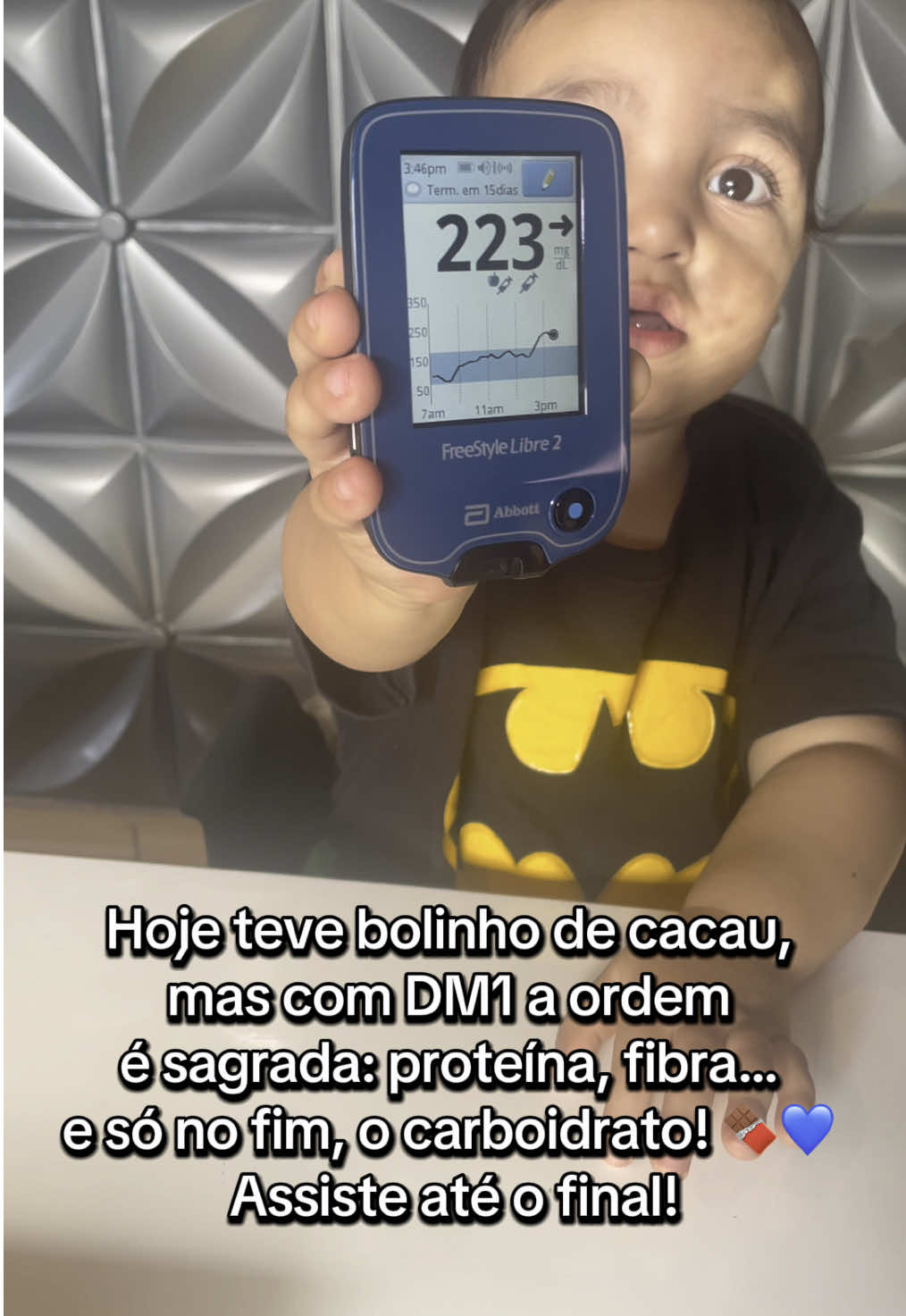 Ravi seguindo estratégias de ordem dos alimentos para comer bolo de cacau. #diabetestipo1 #bebe #diabetesinfantil #alimentacaosaudavel 