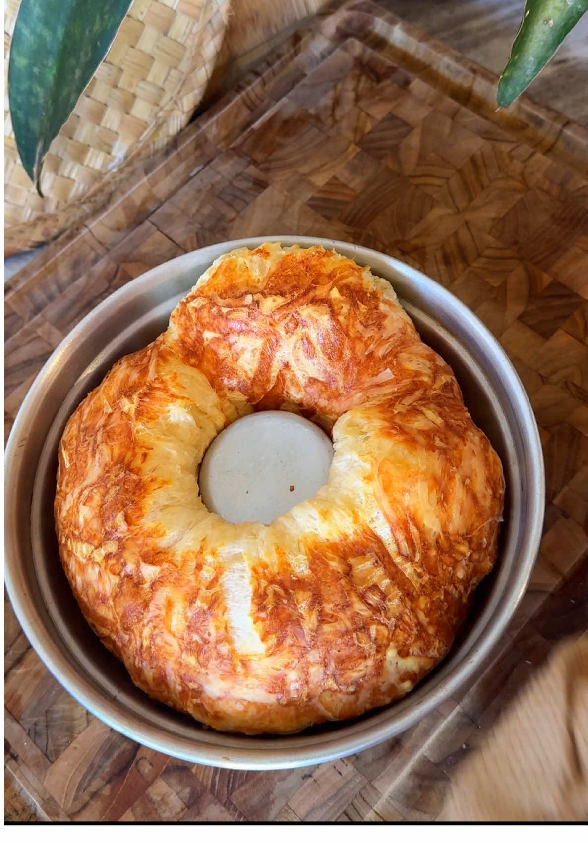 Biscoito de Polvilho de Forma com Parmesão 💛 Dica gente: Se o seu estiver mole no fim, acrescenta mais polvilho aos poucos até ficar na consistência do vídeo. Isso pode acontecer por conta do tamanho do seu ovo, absorção do polvilho de acordo com marca e afins. Só não acrescenta demais pra não pesar a massa, até porque a massa é mole. Fica perfeito, façam sem medo de ser feliz! 💛 Minha xícara tem 200ml  . #receitasfaceis #biscoitodepolvilho #biscoitodepolvilhoassado #café #cafédatarde