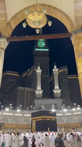أدان الفجر الأول المؤدن سهيل حافض  من داخل الحرم المكي أمام الكعبه المشرفه الأربعاء 28محرم 1447ه‍