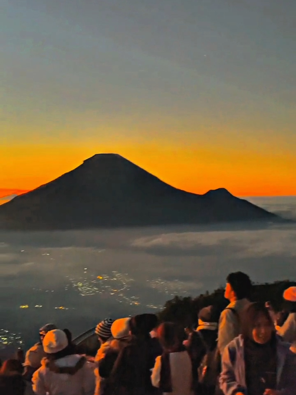 Jadilah cahaya bagi mereka yang terjebak dalam kegelapan #goldensunrisesikunir #fypppppppppppppp #dieng #negridiatasawan #wisatadieng #sikunir #lautanawan 
