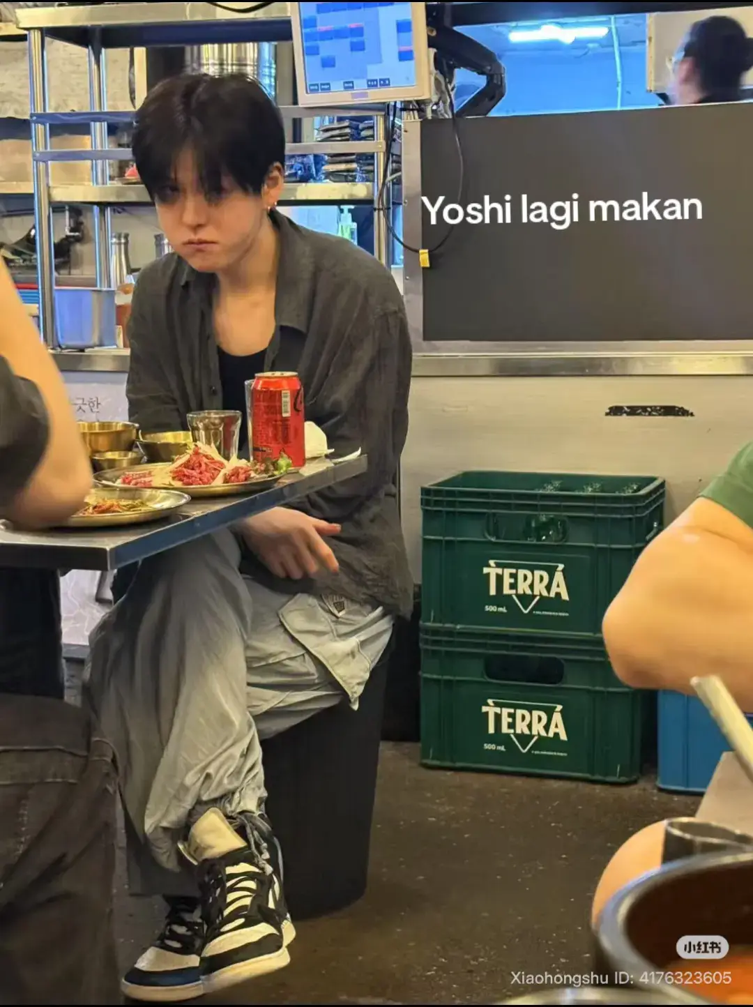 jadi semalam di x ada yg bilang gak sengaja ketemu Yoshi lagi makan di restoran. tapi ternyata di balik layarnya mereka pada standby kamera. mana banyak bgt sasaengnya😭 #yoshi #treasure 