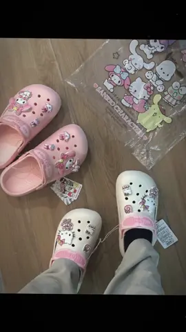 Chuyến này ai tag nhỏ bạn thân/ngiu mua đôi shop freeship mọi miền tổ quốc lun nha 🫰🏻#hellokitty #kitty #viral #xh #xuhuong #gift #banthan #crocs #dep #CapCut 