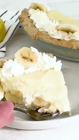 Creamy, dreamy, banana bliss 🍌🥧” #BananaCreamPie #pie Link in bio! #Recipe #baking #dessert #classicbananacreampie #bananacreampiefromscratch