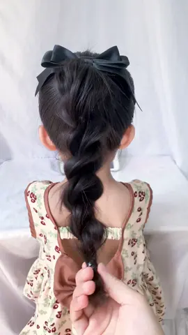 Cô công chúa nhỏ chỉ cần một chiếc nơ là “đốn tim” cả thế giới 💖 Mẹ nào đang tìm kiểu buộc tóc xinh xắn mùa hè, thử ngay cao đuôi ngựa kết hợp nơ bướm nha 🦋 #TocChoBe #KieuTocDep #BuocTocXinh #CaoDoiNgua #TrangTrangHair #PhuKienToc 