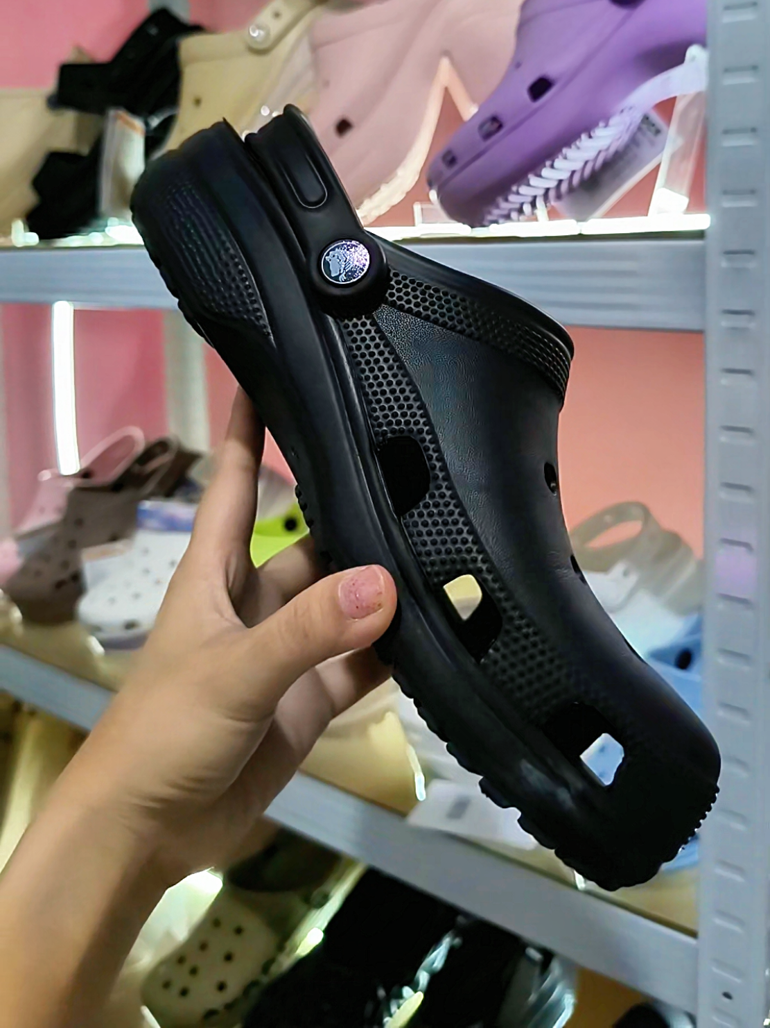 Classic Bayaband warna hitam 🖤 varian yg paling ringan dari brand ini, tingginya cuma 2cm yah fyi! sendal ini juga paling dicari buat dijadiin sendal umroh lohh karna selain ringan sendal ini juga fleksible dan nyaman di pakai 😉 ....  yg mau tanya size, bisa cus join live aku 😍 live setiap hari mulai jam 05.00-23.00 WIB 😉 jangan lupa follow yah ...  #crocs #fashion #crocsclassic #OOTD #fyp  #sendalpria #sendalwanita 