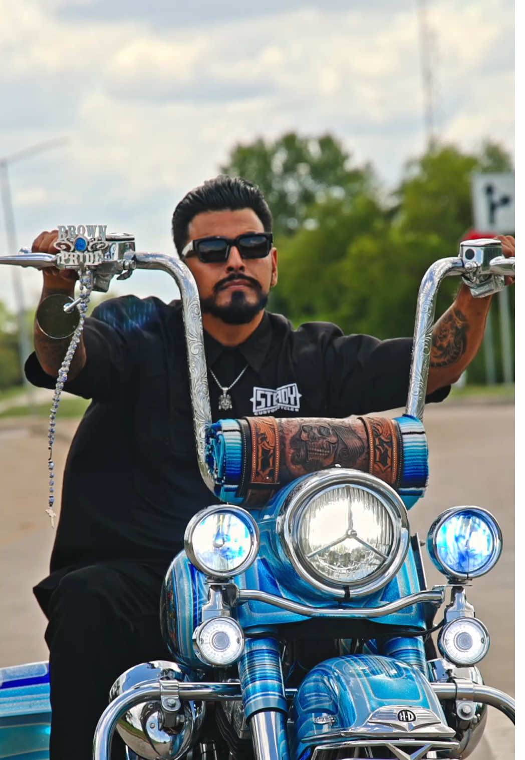 CHICAS & VICLAS “The Show” this August 16th at @blackgoldharleydavidson_ from 11am-4pm!! After Party @brasstapallen  from 4:30pm till close!! Pre meet @halesspeedshopclothing on August 15th 5pm-8pm ———————————————— YouTube: Lugnuts.Guapo Instagram @Lugnuts.Guapo Facebook.com/Lugnuts.Guapo Snapchat: Lugnuts.Guapo X: Lugnuts.Guapo ———————————————— (I do not own the rights to this music)  #vicla #harleydavidson #cholostyle #choloharley #deluxe #roadking  ————————————————  #GETSOMEWINDTHERAPY #DATEUNATERAPIADEAIRE 