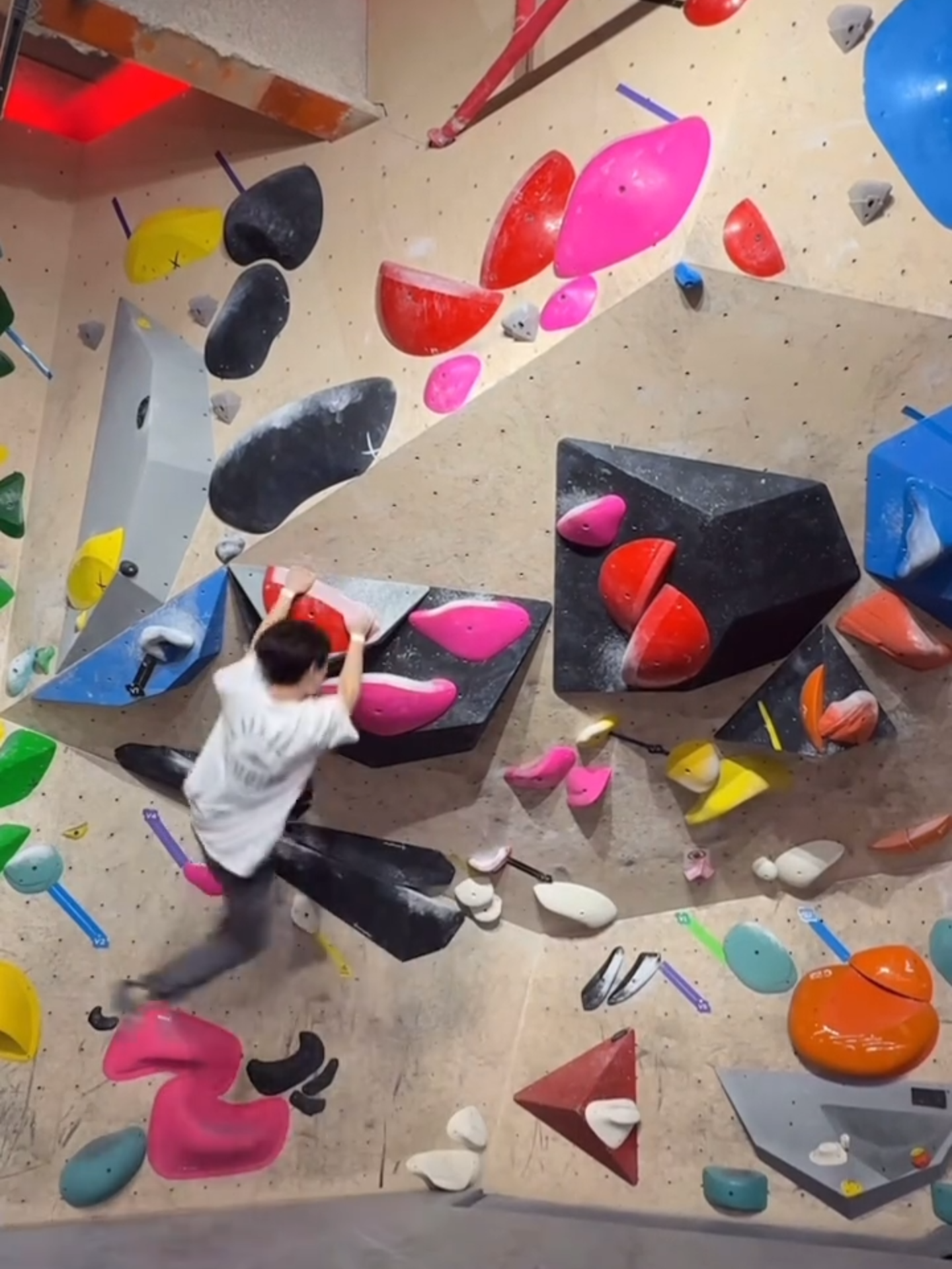 In the vertical world, every step defies the impossible.💪 The rock wall doesn't lie—your sweat tells the story of your growth.💥 📸 @ 0624 #DefyGravity  #VerticalLimit #ClimbOn