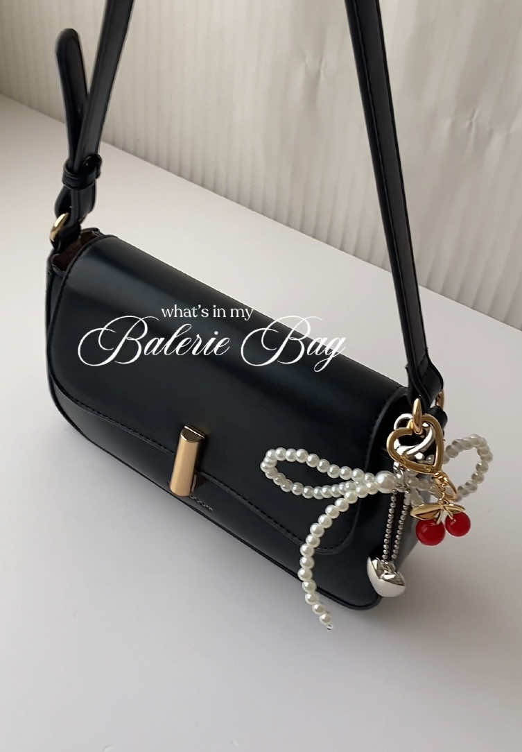 what’s in my mossdoom balerie bag👜 #mossdoombag #minibag #baleriebag #womenbag #shoulderbag #mossdoomslingbag #blackbag #trending #whatsinmybag #viral #fyp 