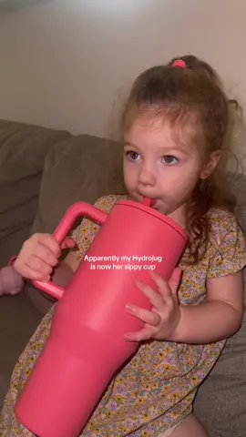 Why do toddlers only want your stuff?? Hydrojug officially stolen #toddlersoftiktok #toddlersbelike #hydro #hydrojug #hydrojugtraveler #fyp #foryoupage #sippycup 