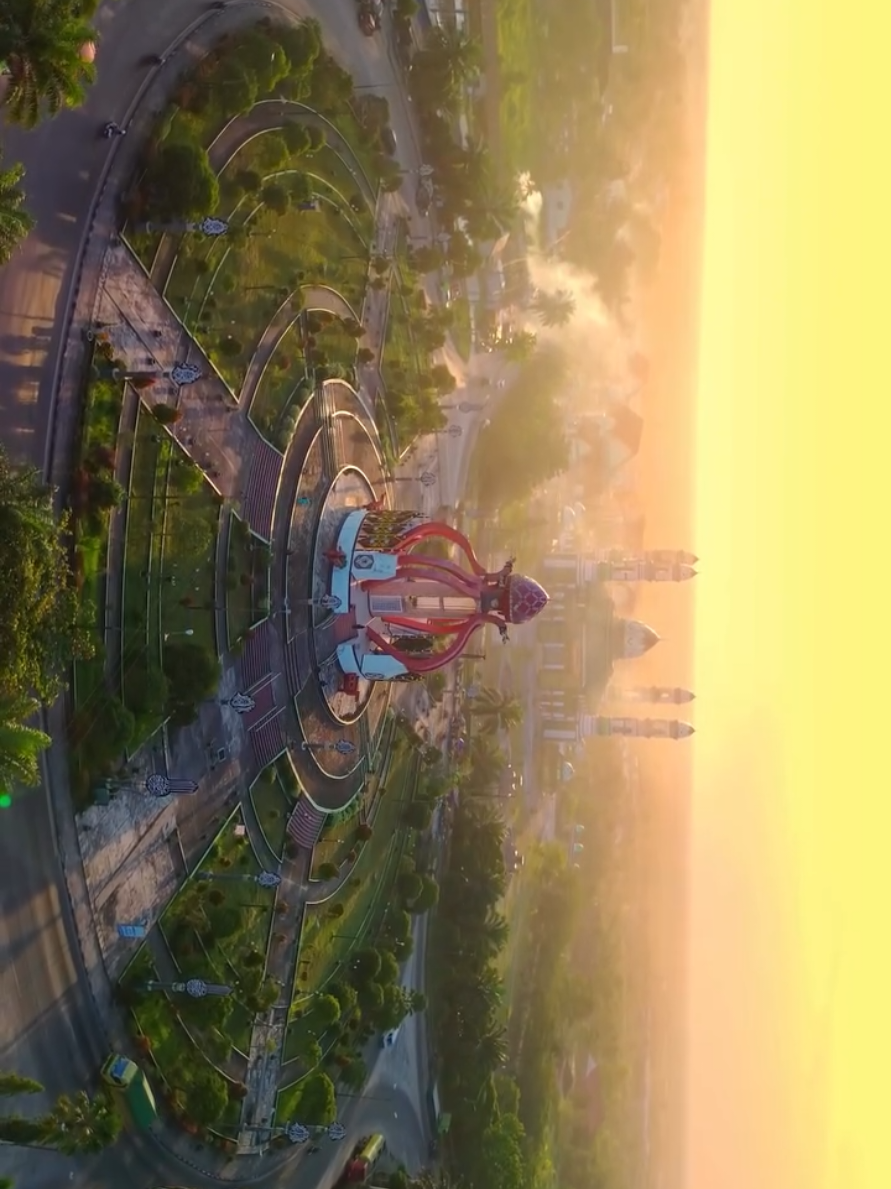 Sampit dalam Bingkai Sinematik Dari udara, Kota Sampit menyuguhkan pesona yang tak terbantahkan. Bundaran Balanga berdiri megah sebagai ikon kota, berpadu indah dengan kemilau Masjid Wahyu Al Hadi di kawasan Islamic Center. Melalui visual drone sinematik ini, mari lihat sisi estetika Sampit yang jarang terlihat—penuh harmoni, spiritualitas, dan keindahan arsitektur. [VT @jemmy.s14] #SampitEstetik #DroneViewSampit #IslamicCenterSampit #MasjidWahyuAlHadi #ExploreKotim