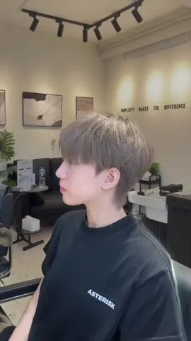Màu nâu khói, nâu trà sữa luôn là lựa chọn đúng đắn #harlemhairstudio #mauthoitrang #pixiehaircut #xuhuongtocdep #naukhoi #nautrasua 