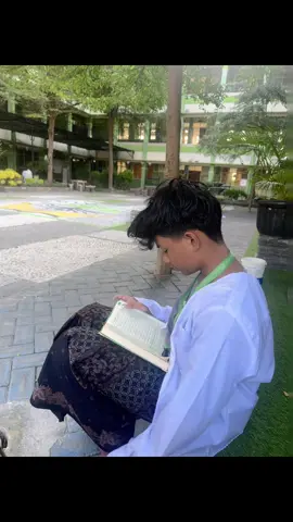 Jika seseorang bepergian dengan tujuan mencari ilmu (agama), maka Allah akan menjadikan perjalanannya seperti perjalanan menuju surga.