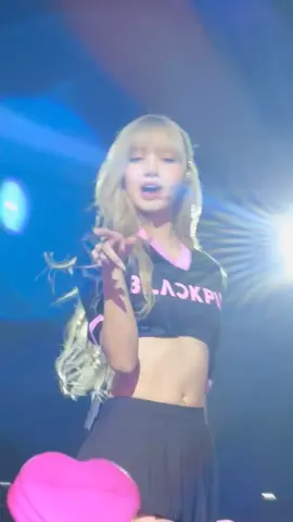 Lisa has a lot of charisma and loves interacting with her fans 💞 LISA DAZZLES ROGERS STADIUM #DEADLINEinToronto_LISA @LISA #LISA #LALISA #lisablackpink #blackpink #blackpink_deadline 