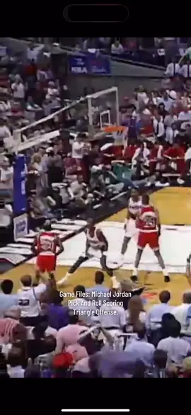 The triangle offense wasn’t built around the pick and roll, but when they used it, it opened up perfect scoring windows for MJ. The system was designed for spacing and reads — and when Mike got a screen? Automatic bucket. Just another way the triangle let the GOAT cook. 🐐📐🔥 #MichaelJordan #TriangleOffense #MJHighlights #PickAndRoll #BullsDynasty #PhilJackson #NBAHistory #BasketballBreakdown #GOATTalk #NBAClassics #HoopIQ #JordanEra #ScoringMachine #ChiTownLegend