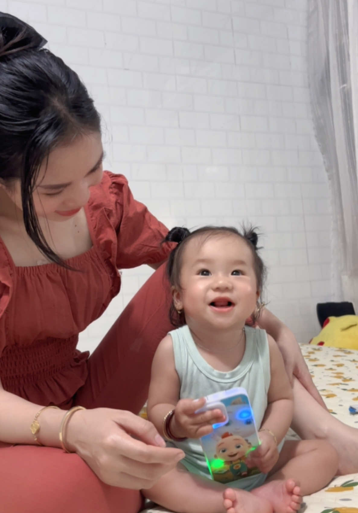 Điện thoại thông minh cho bé yêu nè ##dienthoaithongminh##xh##mevabe##embedangyeu##mebimsua
