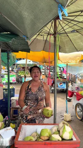 Đến cầu sông Kwai - Kanchanaburi. Đừng quên ghé mua trái dừa tươi của bà Chị Xinh Đẹp này nha 🥥🥥🥥 #kanchanaburi #bangkok #Thailand #tiktok #travel 