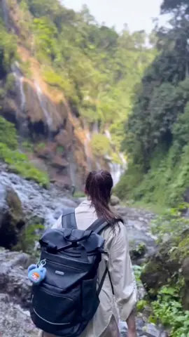Kalau jalannya susah ya cari jalan lain, kalau gak ada jalan lain nikmati aja jalannya dengan perlahan pasti sampai juga ke tujuan 😇🙏🏻🖤 #tumpaksewu#airterjun#lumajang#wisatalumajang