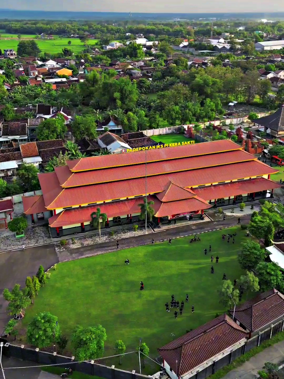 Ada yang kenal gak sama mas mas yang salto di depan padepokan ini pas acara pelantikan kemaren, suangar mase🔥🌹 #fyp #kerasakti #pasker1980 #ikspikerasakti_indonesia #pusatmadiun #ikspi #drone 
