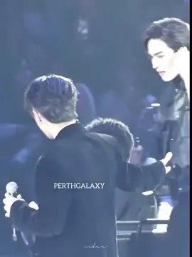 I love how Perth holds Santa's hand, keep holding each other and moving forward together There's nothing I ask for other than you being together forever #perthppe #santapongsapak  #PerthSanta #เพิร์ธเเซนต้า #perthsantafancon  #perthtanapon #santapp #gmmtv #masukberandafyp #viraltiktok 