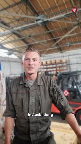 Organisation, Teamwork & Action – das ist Christophs Alltag als Luftfrachtabfertiger in Ausbildung beim Bundesheer! ✈📦💪 In seiner Lehre sorgt Christoph dafür, dass jede Fracht sicher und pünktlich ihren Weg findet. Von der Planung bis zur Verladung ist er an jeder Station dabei – auch mit modernster Technik und direktem Kontakt zu beeindruckenden Fluggeräten. 🚛🔧✨ „Es ist ein tolles Gefühl, zu wissen, dass alles reibungslos funktioniert, weil das Team perfekt zusammenarbeitet!“ 💬 Du willst eine spannende Lehre mit Zukunft? Dann starte deine Ausbildung beim #Bundesheer und werde Teil von etwas Großem! 💼🇦🇹 ➡ Jetzt informieren: bundesheer.at/karriere #LehreMitZukunft #Luftfrachtabfertigung #Hörsching