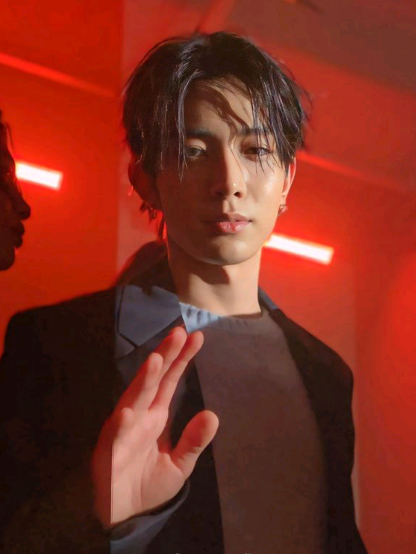 POV — 'De4d Serious' (Heeseung as 'bartender' x You as 'tycoons lady')  - Heeseung 'Evan Raye' - You 'Seraphine Vale' __________ Setiap malam, tepat pukul sembilan, lagu itu mengalun dari sudut ruangan. Bar eksklusif di pusat kota yang tak punya nama di plangnya, hanya diterangi lampu neon kebiruan yang menyiratkan kesan, tempat ini bukan untuk semua orang. Aroma citrus dari cocktail malam dan kayu tua dari meja bar saling menyelimuti. Dan di balik bar, pria itu berdiri. 'Evan Raye'. Mantan penyanyi jazz kapal pesiar yang kini mengaduk martini dengan tenang, kancing kemeja hitamnya terbuka dua, memperlihatkan sedikit kulit dan rantai tipis keperakan yang menggantung di lehernya. Senyumnya jarang, tapi tidak kaku. Ramah tapi bukan untuk didekati. setiap pergerakannya seperti nada dalam musik. Halus, punya ritme, dan menyisakan resonansi di udara. Dan lagu itu, 