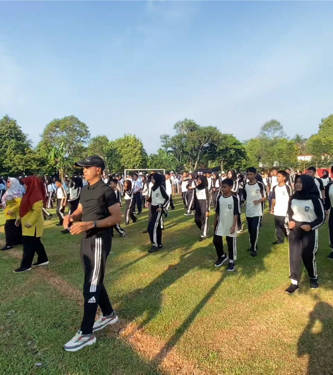 ✨ Selamat Hari Anak Nasional 2025! ✨ SMP Negeri 3 Punggelan merayakan momen istimewa ini dengan penuh semangat lewat kegiatan Senam Anak Indonesia Hebat 💪🇮🇩 Seluruh siswa kelas 7, 8, dan 9 bersama bapak/ibu guru turut serta memeriahkan acara ini dengan gerakan ceria dan penuh energi! 🤸‍♂️🤸‍♀️ Karena setiap anak berhak tumbuh sehat, bahagia, dan hebat! Teruslah tersenyum, bergerak, dan bermimpi besar, generasi emas Indonesia! 🌟❤️ #CapCut #fyp #viral #harianaknasional #HariAnakNasional #AnakIndonesiaHebat #SMPN3Punggelan #BanggaJadiAnakIndonesia #SehatCeriaBersama
