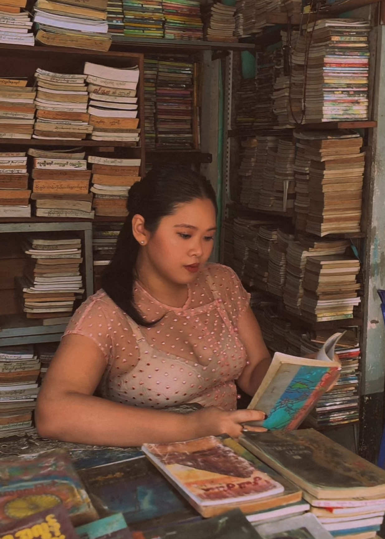🌷🤍 #myanmardress #mandalay #retro #myanmarretro #vintagevibes #bookstore #CapCut 