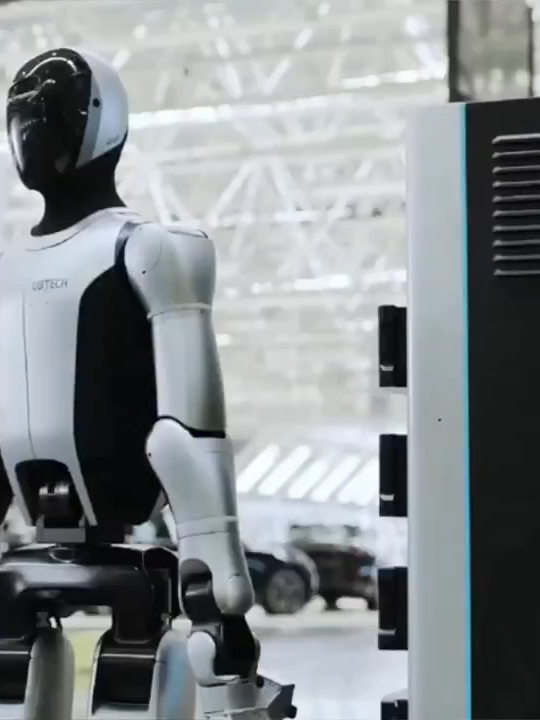 Robots in Shenzhen, southern China, have become the first in the world to autonomously swap their own batteries—completing the process in just 3 minutes for seamless 24/7 operation.