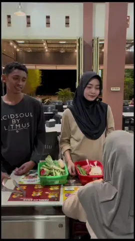 Cowo vs cewe milih toping seblak#seblakprasmanan #fypシ゚ #seblak 