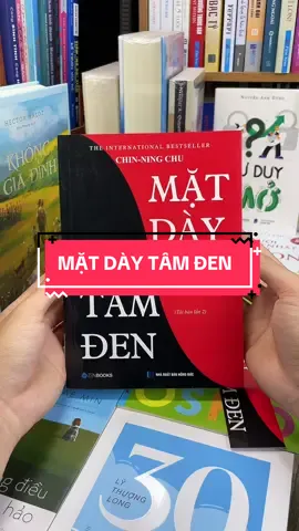 Mặt Dày Tâm Đen – Muốn thành công trong xã hội khắc nghiệt, bạn phải biết “mặt dày” đúng lúc, “tâm đen” đúng chỗ! Bạn tốt bụng nhưng luôn bị thiệt? Bạn thông minh nhưng lại để người khác vượt mặt? Bạn muốn tiến thân, nhưng sợ bị đánh giá là “quá thực dụng”? “Mặt Dày Tâm Đen” chính là cuốn cẩm nang sinh tồn nơi thương trường và xã hội. Cuốn sách không dạy bạn làm người xấu, mà giúp bạn sống khôn ngoan giữa thế giới không hoàn toàn tử tế. Bạn sẽ khám phá: 	•	Chiến lược tư duy của người thành đạt: không sợ bị ghét, không ngại bị hiểu lầm – miễn là đạt được mục tiêu. 	•	Nghệ thuật “mặt dày” để đối đầu chỉ trích, và “tâm đen” để nhìn thấu lòng người. 	•	Cách vận dụng bản lĩnh, thủ đoạn thông minh và sự kiên định để bứt phá trong công việc, kinh doanh, cuộc sống. Đây không phải sách dành cho người yếu đuối. Đây là sách cho người muốn làm chủ cuộc đời bằng bản lĩnh và trí tuệ. Đặt mua ngay “Mặt Dày Tâm Đen” – vì tử tế thôi là chưa đủ, bạn cần đủ khôn ngoan để không bị nuốt chửng trong xã hội hiện đại.#tiemsachbinhyen #sach #sachhay #BookTok #reading #matdaytamden 