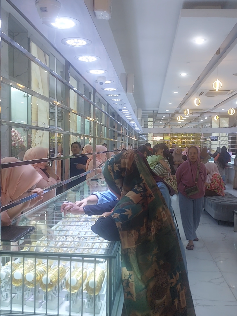 Info Harga Emas  hari ini😊🙏Monggo merapat ke toko emas semar nusantara jalan KH Wahid Hasim no 140 - 142, banyak modelnya lur😊👍  Semoga bermanfaat #infohargaemas #emas #semarnusantara