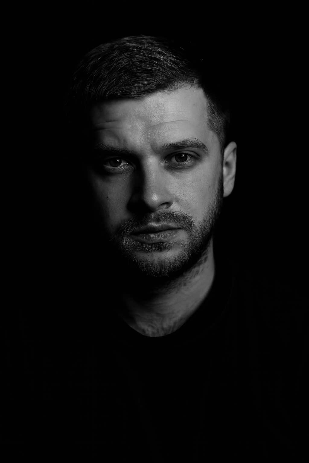 B&W portrait photo idea. ChatGPT p.9 #ai #photo #photoshoot #photoideas #chatgpt #prompt #portaitphotography #photography 