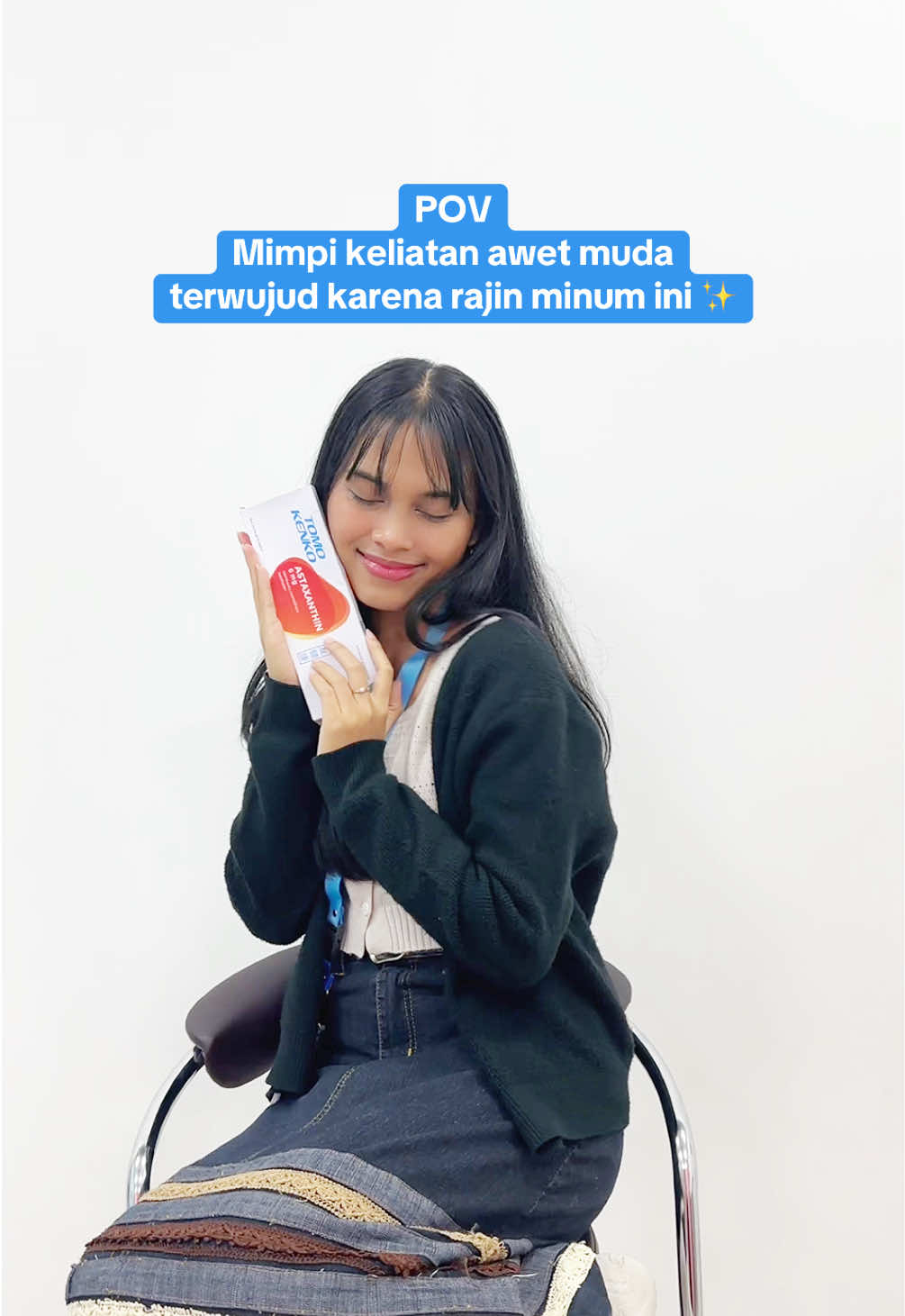 Udah gak perlu mimpi lagi biar keliatan awet muda, ada cara simple buat wujudinnya.. 👀 Tinggal minum astaxanthin ajaa udah bisa bantu kurangin tanda penuaan dini + bikin kulit jadi sehat dan glowing 😍 Simple karena kamu cuma perlu minum 1x sehari setelah makan ✨ #tomokenko #vitamintomokenko #astaxanthin #astaxanthintomokenko #awetmuda #antiaging 