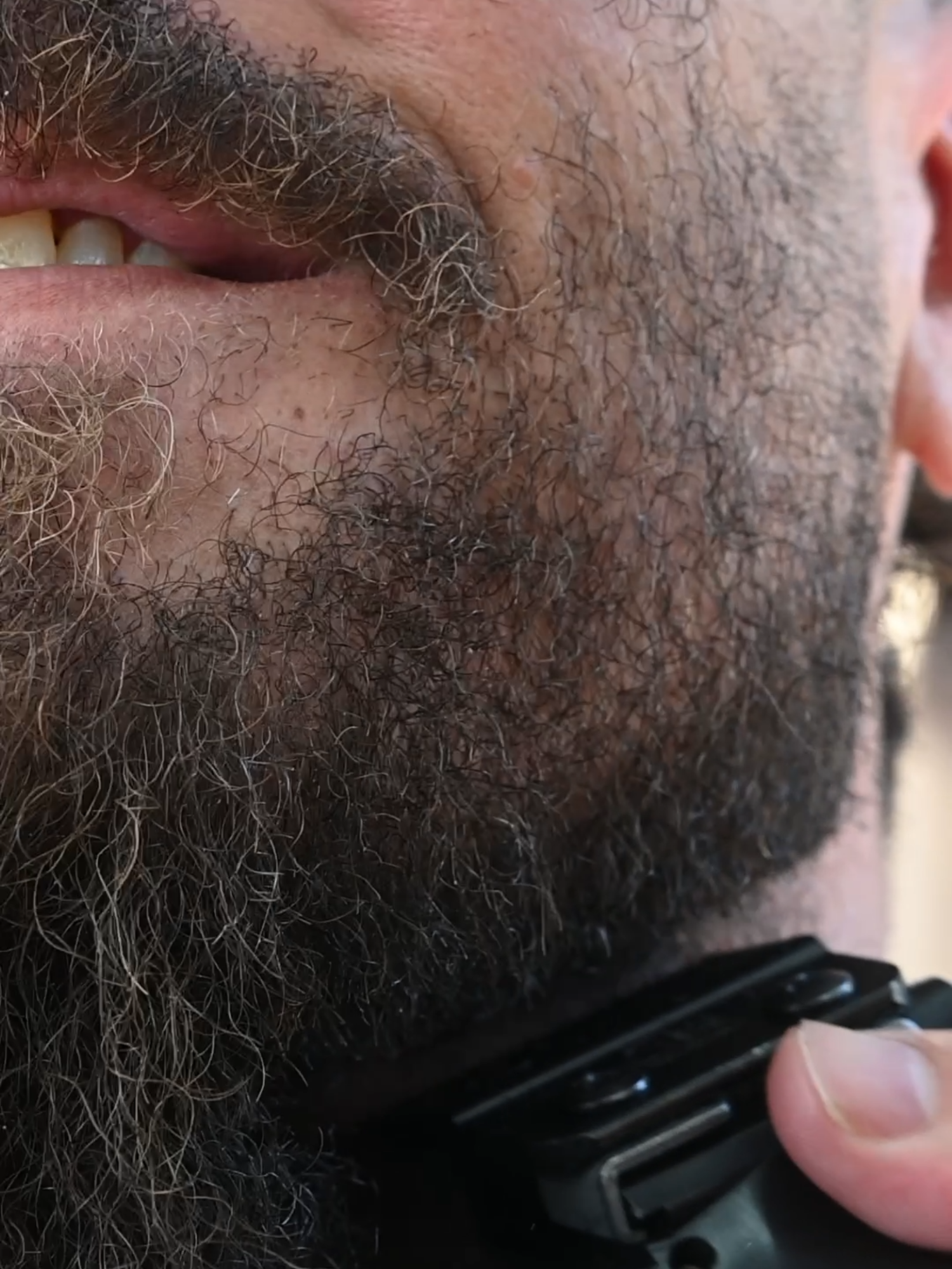 Después de meses esperando hueco, por fin se vino el cambio. ✂️ Él lo tenía claro: no iba a confiar su cabello a cualquiera. Y tenía razón. Hicimos un estudio completo con visajismo para analizar su rostro, el perfil y la densidad del cabello. ¿La clave? Corregir proporciones, nutrir el pelo dañado y crear un corte que favorezca su mandíbula sin perder su esencia. Texturas, líneas rectas y degradado limpio para compensar volúmenes. La barba también la afinamos para acompañar el cambio. Dicen que solo es un corte… pero aquí sabemos la verdad. ¿Listo para el cambio? Reserva tu cita en Booksy. #barber #menshaircut #fadecut #barberlife #cortedecabello #hairstyleformen #barbaestilizada #asesoriadeimagen #lookmasculino #hairtransformation
