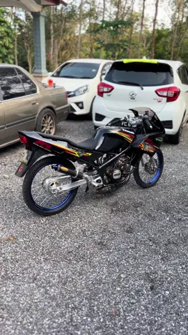 Assalamualaikum  Kawasaki rr150 thailook untuk dijual   RM17500 -fork depan original sonic  -master pump atas original brembo -caliper depan MFZ original -disc plate 200mm DKT -handle crown cnc DKT -seat sambung thailook -monoshock gazi original -arm DKT -footrest cnc DKT -hub depan belakang cnc DKT -ekzos DBS original  #kawasakirr150#rr150thailook🇹🇭#rr150_malaya