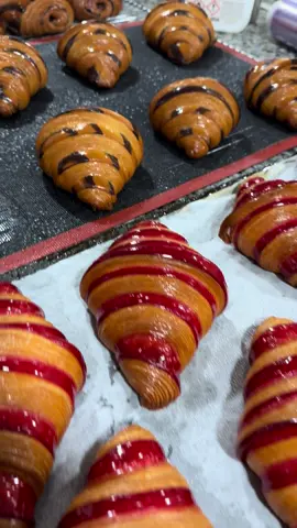 Pour tout les goûts 🥐 #croissant #boulangerie #baker #bakery #viennoiserie #tik_tok #patisserie #artisan #FoodLover #pourtoi #FoodTok #feuilletage #painauchocolat #foryoupage❤️❤️ #pastry 