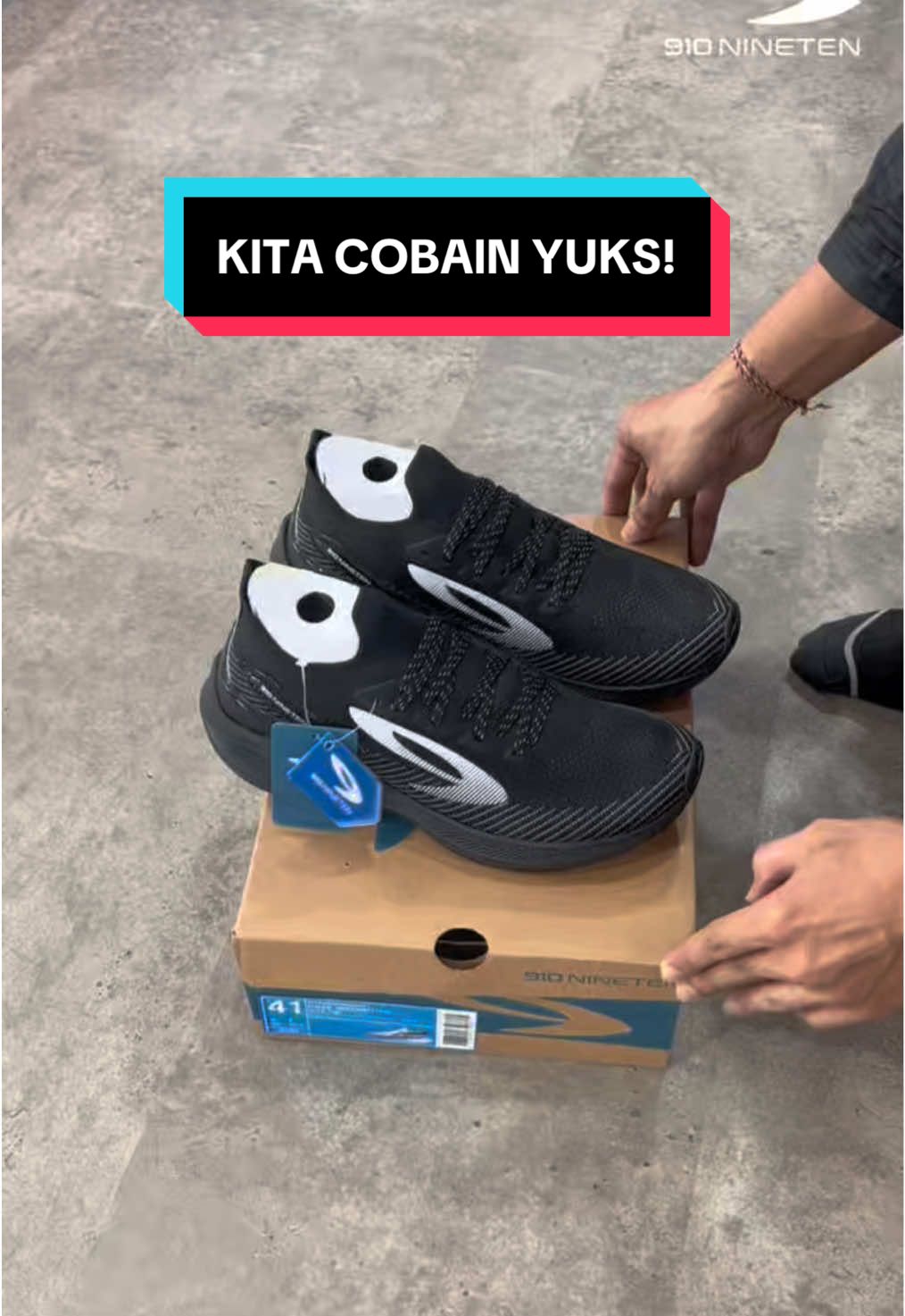coba ka pakai! wokeh kita gaskan 🥰 . #hazeinfiknit #910nineten #sepatulari #910ninetenshoes #lokalbrand #910ninetenshoes #runningshoes #fypage 