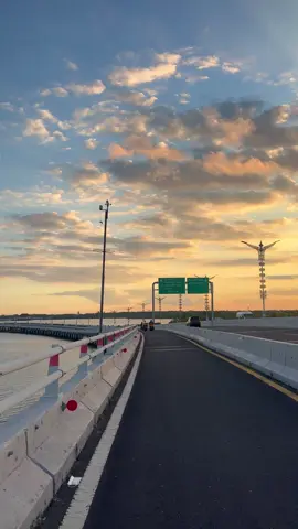 semandiri apapun manusia, pada akhirnya tetap akan butuh tempat untuk bercerita 🙂 #fypシ゚ #sunset #foryou #aesthetic #cinematic #storyvibes #langitaesthetic #balivibes #tolbalimandara #iphone15 
