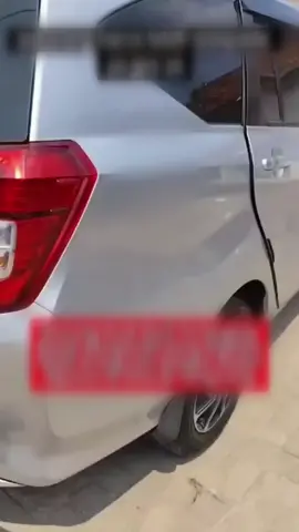 Viral Bocah Ngamen Masuk Mobil dan Diduga Curi Uang Warga di Cikupa Tangerang Beredar video viral yang menampilkan seorang bocah diduga mencuri uang dari dalam mobil dengan modus berpura-pura ngamen.  Peristiwa itu disebut-sebut terjadi di kawasan Telaga Pabuaran, Cikupa, Tangerang. Dalam video yang diunggah akun Instagram @hariharijakarta pada Selasa, 22 Juli 2025, terlihat bocah tersebut sudah berada di dalam sebuah mobil.  Ia membawa gitar kecil serta gelas plastik berisi uang seperti layaknya pengamen.  Namun, ia juga terlihat sedang menggenggam uang yang diduga diambil dari bagian depan mobil tanpa izin pemilik. Seorang pria yang merekam kejadian tersebut kemudian meminta si bocah untuk mengembalikan uang itu.***