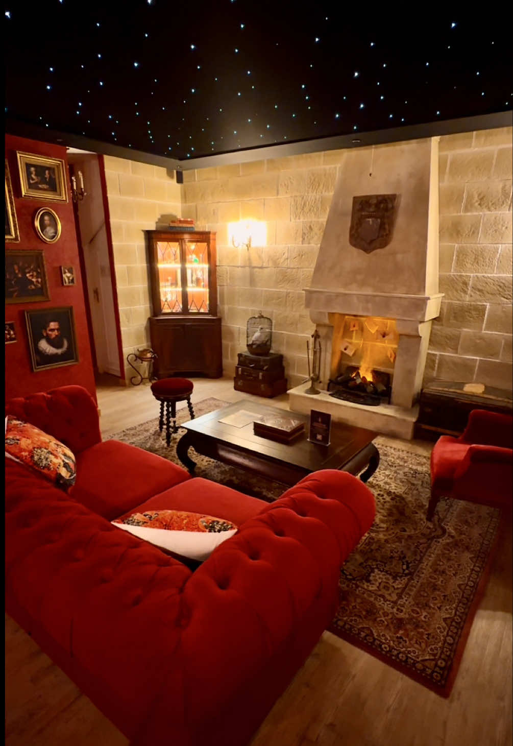 🪄 AVANT / APRÈS MAGIQUE ✨ On a transformé un appartement de Moldu… en repaire de Sorcier ! 🧙‍♂️ 👉 Lien en bio pour y passer la nuit 🪄 MAGICAL BEFORE / AFTER ✨ We turned a Muggle apartment… into a Wizard’s lair! 🧙‍♂️ 👉 Link in bio to book your stay #CoconDuSorcier #AirbnbHarryPotter #AvantApresMagique #TransformationWow #LieuMystérieux #DecorationHarryPotter #Potterhead #MagicalStay #WizardsWelcome #AirbnbTransformation 