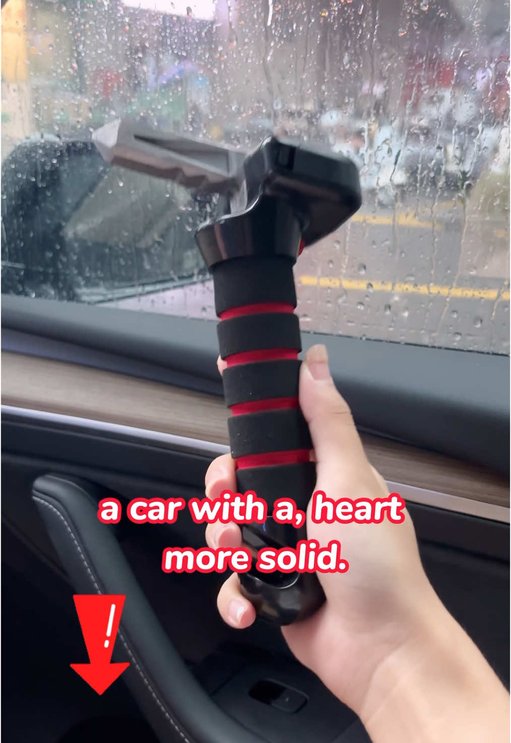 This is more than a car handle – it’s a life-saving tool. Break the window. Cut the seatbelt. Light the way. Everyone should keep one in the car. You never know when you’ll need it. #CarSafety #EmergencyEscape #SafetyTool #BreakGlass #SeatbeltCutter #RoadSafety #SurvivalGear #CarAccidentTips #CarEmergencyKit #BePrepared #soarfly #fyp 