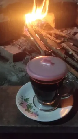 dingin cuacanya kawan #ngopibosss☕☕☕ #ngopi #kopi #ngopisantuy #kopihitam 